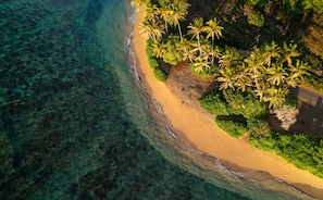 Sur la plage, chaise longue