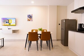 Appartamento familiare, balcone, vista città | Cucina privata | Mini-frigorifero, lavastoviglie, pentole/stoviglie/utensili