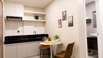 Deluxe Studio, Balcony, River View | Private kitchen