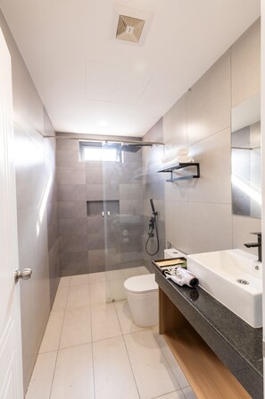 Shower, hair dryer, slippers, towels - Walk Street Hotel & Apartment (Phnom Penh City.)