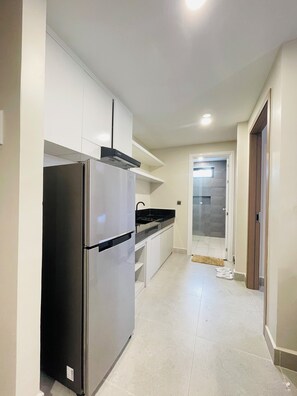 Mini-fridge, dishwasher, cookware/dishes/utensils - Walk Street Hotel & Apartment (Phnom Penh City.)