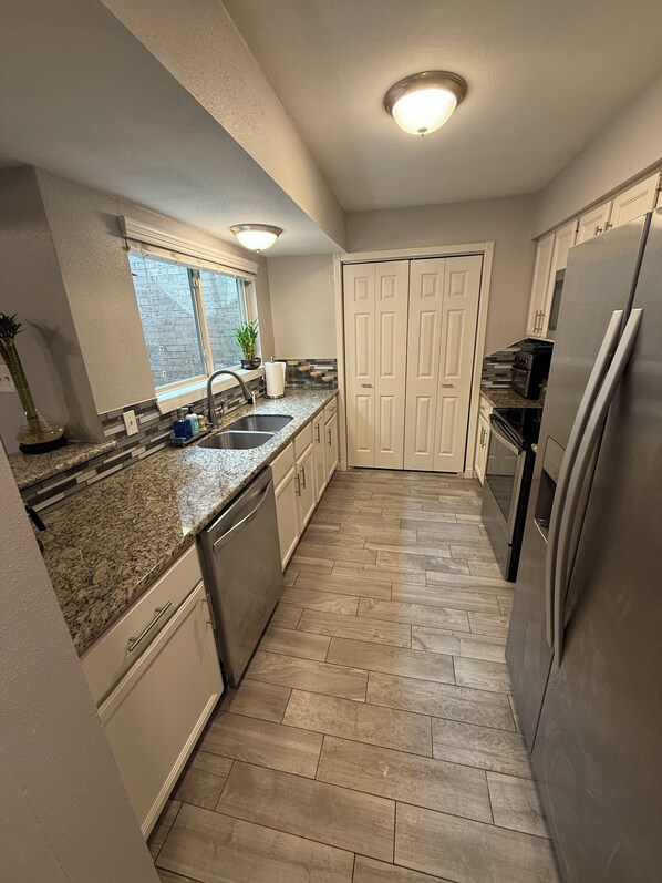 Private kitchen - Peaceful 3-bedroom University Green townhome near NASA. (Houston)