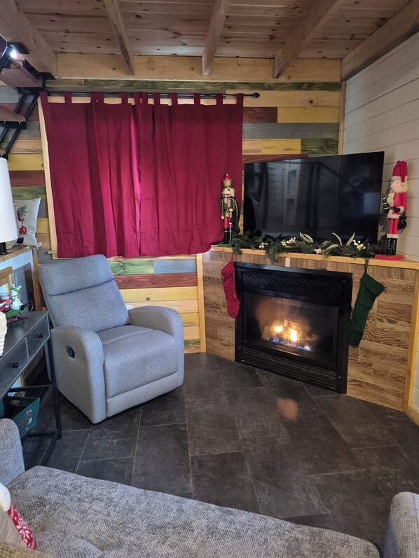 Smart TV y chimenea 