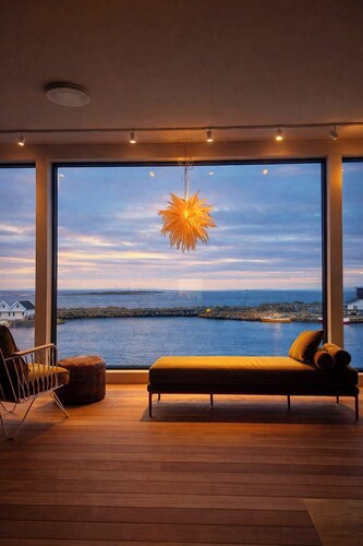 Top-floor flat by the harbour in Åkrehamn