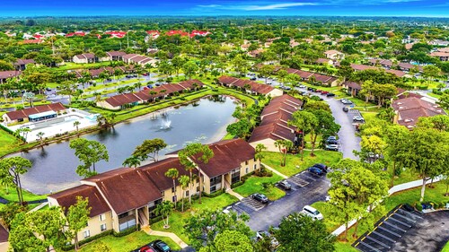 Vibrant Lakefront Retreat - Artistic 2BR Condo with Boutique Vibes