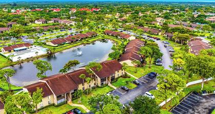 Vibrant Lakefront Retreat - Artistic 2BR Condo with Boutique Vibes