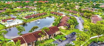 Vibrant Lakefront Retreat - Artistic 2BR Condo with Boutique Vibes