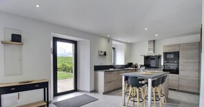 Réfrigérateur, four à micro-ondes, un four, surface de cuisson