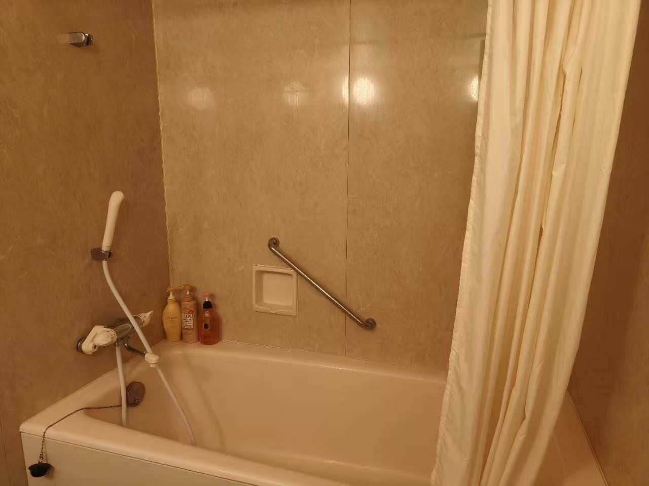 Habitació triple, no fumadors (Rose) | Bany | Combinació de dutxa i banyera, assecador de cabells, tovalloles i xampú 