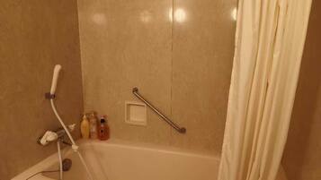 Habitació triple, no fumadors (Rose) | Bany | Combinació de dutxa i banyera, assecador de cabells, tovalloles i xampú