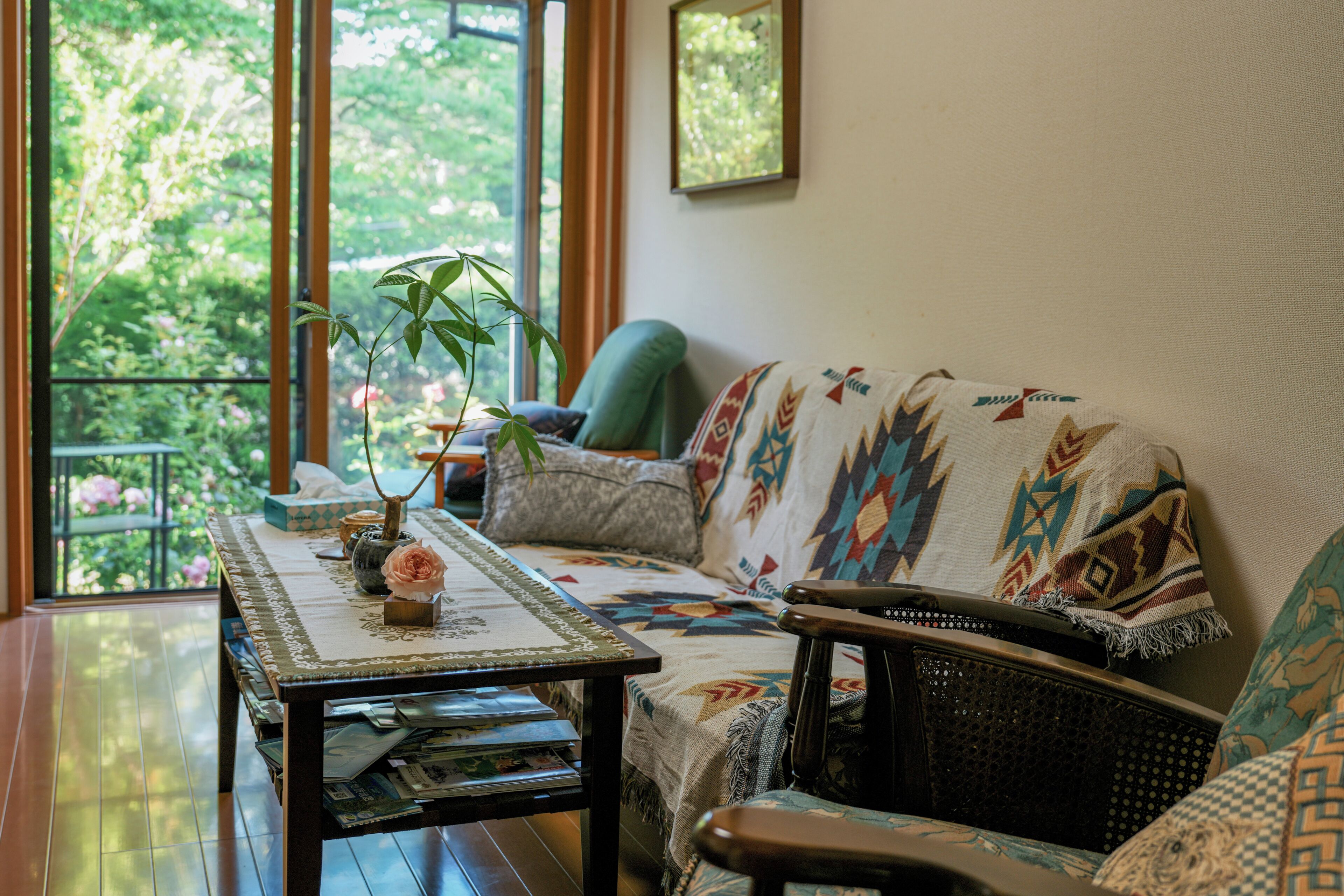 Una sala acogedora con un sofá, una mesa de centro y una estantería.