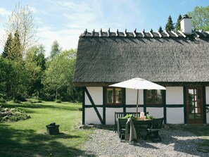 Outdoor dining - Peaceful forest idyll in timber house for families (Jyderup)