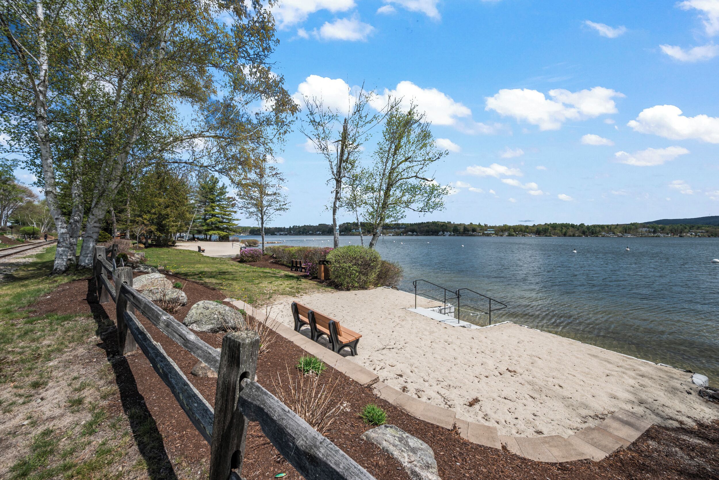 Beach nearby, sun-loungers, beach towels