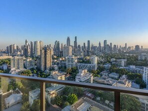 Junior Room | Property grounds - Carvelia Suites (Toronto)