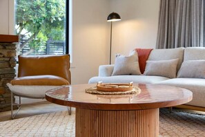 TV, fireplace, books - Arrowtown Gem | Stylish Escape | Prime Location (Arrowtown)