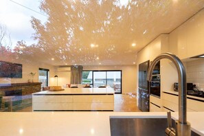 Private kitchen - Arrowtown Gem | Stylish Escape | Prime Location (Arrowtown)