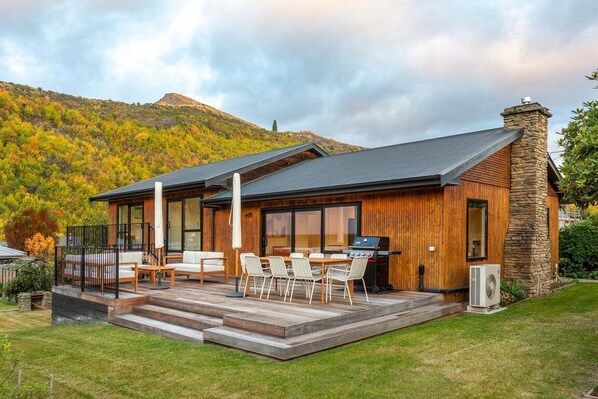Outdoor dining - Arrowtown Gem | Stylish Escape | Prime Location (Arrowtown)