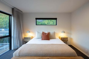 Iron/ironing board, travel cot, WiFi, bed sheets - Arrowtown Gem | Stylish Escape | Prime Location (Arrowtown)