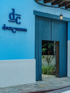 Un bâtiment à la façade bleue, sur lequel on peut lire l’inscription « JOSE CUARTEZ ».