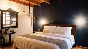 Quarto luxo, 1 cama King | Cofres nos quartos, escrivaninha, espaço de trabalho para notebook