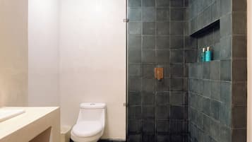 Quarto luxo, 1 cama King | Banheiro | Banheira, secador de cabelo (mediante solicitação), toalhas de banho