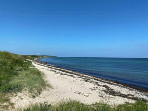 A coastal path leading to the sea with a clear sky. - Soul in a 100-year-old villa on Langeland (Tranekær)