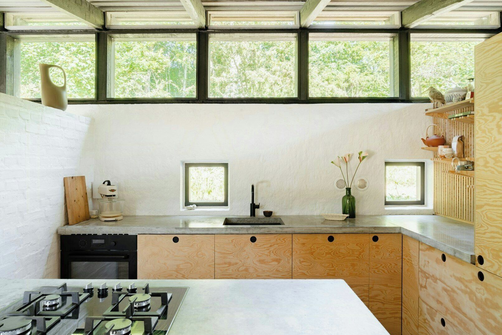 Microwave, oven, dishwasher, coffee/tea maker