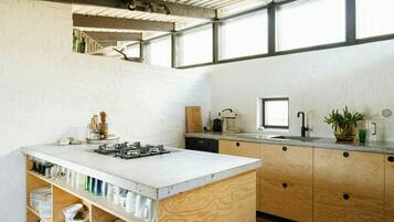Microwave, oven, dishwasher, coffee/tea maker