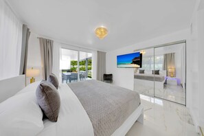 6 bedrooms, desk, iron/ironing board, travel crib