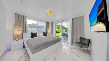 6 bedrooms, desk, iron/ironing board, travel cot