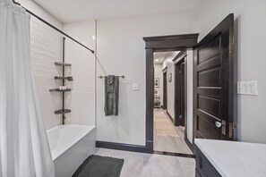 Shower, hair dryer, towels, soap - Historic 3BR Retreat Near Nationwide Children’s & Downtown Columbus (Columbus)