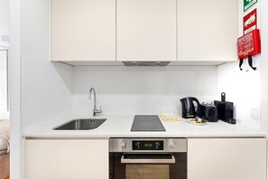 Kylskåp, mikrovågsugn, ugn och kaffe- och tebryggare
