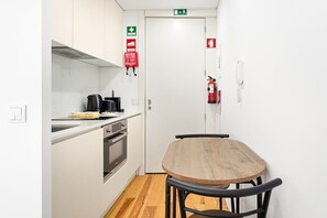 Fridge, microwave, oven, coffee/tea maker - GuestReady - Cosy studio in central Guimarães (Guimarães)