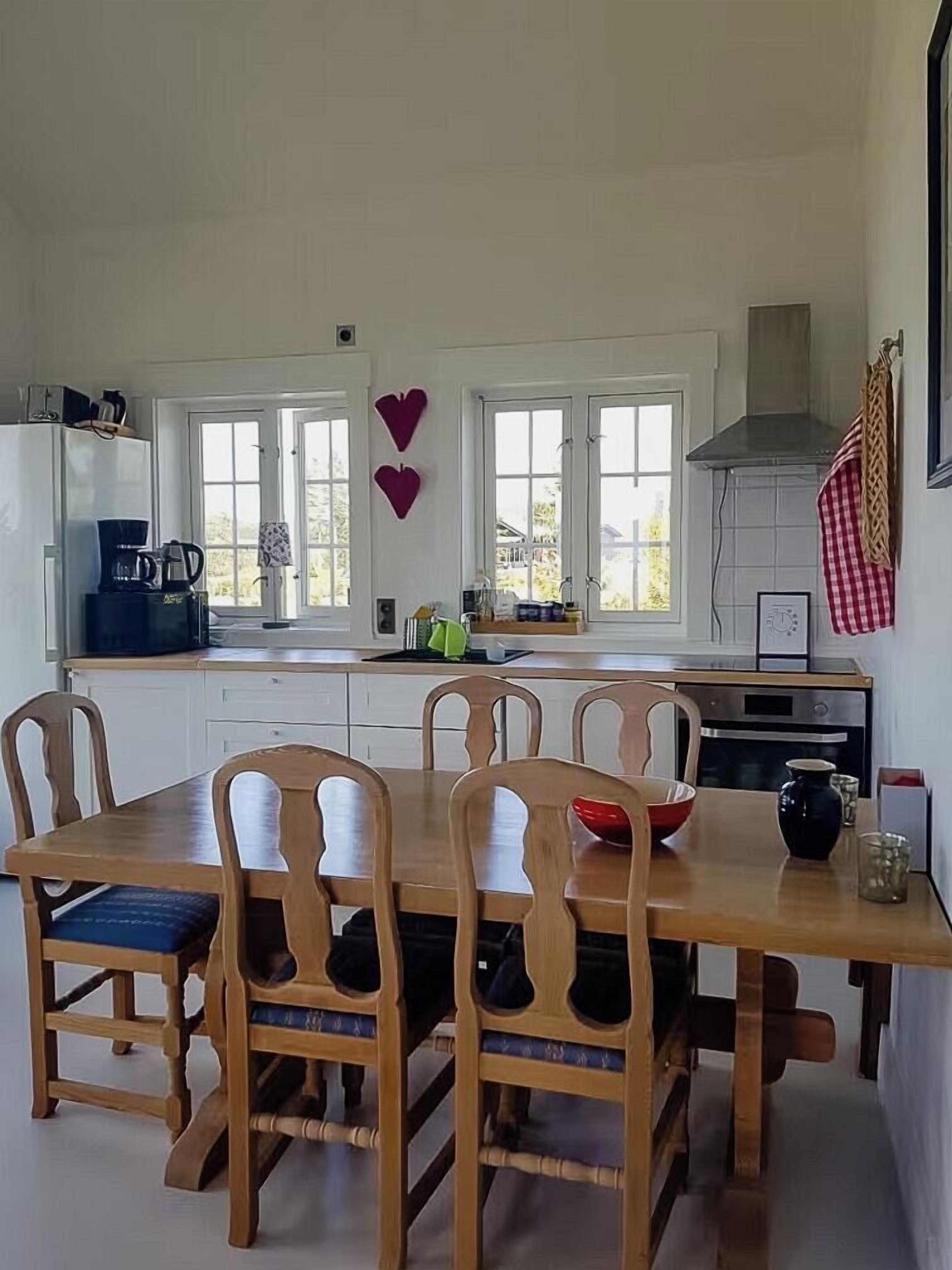 Microwave, oven, dishwasher, coffee/tea maker