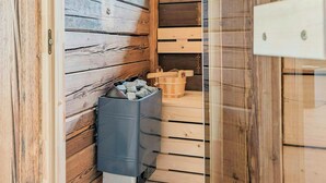 A wooden interior with a sauna, a trash bin, and a wooden bench. - Loft apartment with sauna in the Haßberge (Hofheim in Unterfranken)