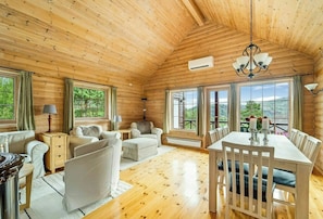 Interior - Cabin with jacuzzi and stream in Krågeland (Kvinlog)