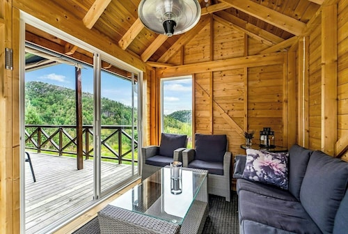 Cabin with jacuzzi and stream in Krågeland