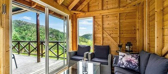 Cabin with jacuzzi and stream in Krågeland