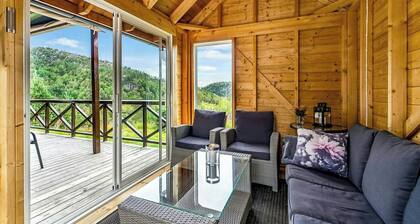 Chalet avec jacuzzi extérieur et ruisseau à Krågeland