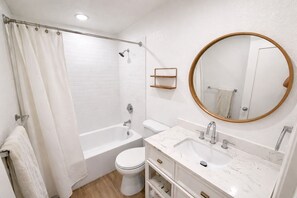 Toallas, jabón, papel de baño 