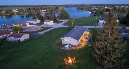 Cheboygan River glow with fire pit/game room/hot tub! min to boat launch/beaches