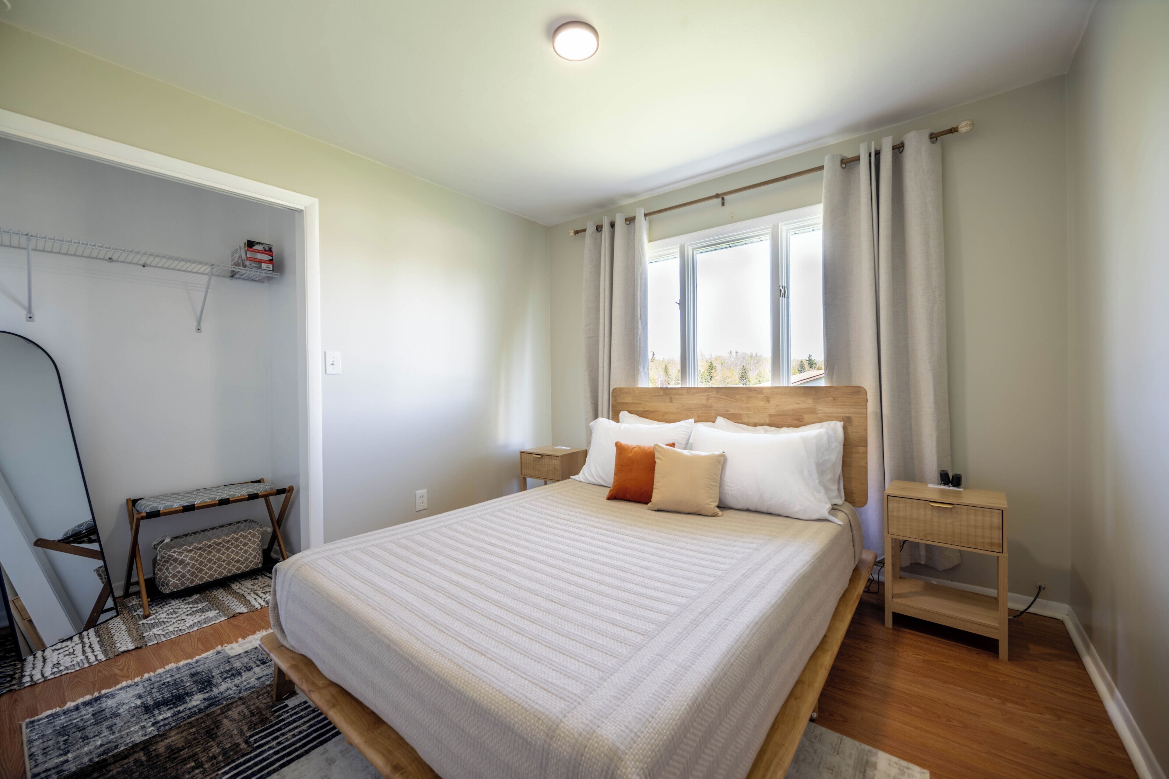 3 bedrooms, iron/ironing board, WiFi (free), bed sheets