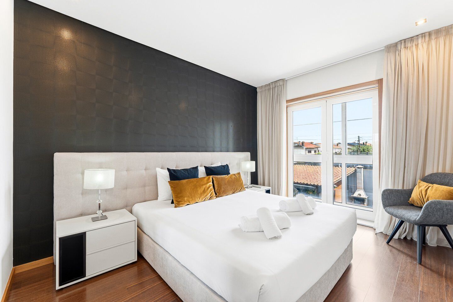 2 bedrooms, iron/ironing board, internet, bed sheets