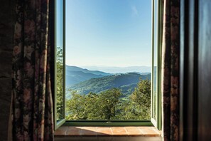 A window with a view of a mountainous landscape. - Historic apartment in Tuscan village (Londa)