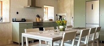 Stay next to the viticulture in Hamra close to sea