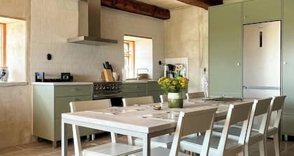 Stay next to the viticulture in Hamra close to sea