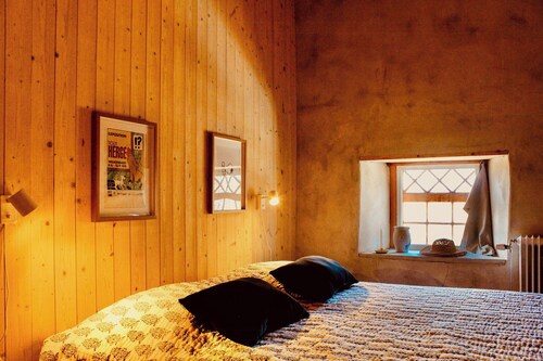 Stay next to the viticulture in Hamra close to sea