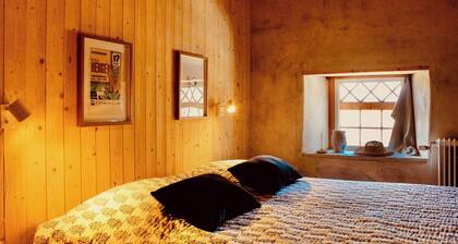 Stay next to the viticulture in Hamra close to sea