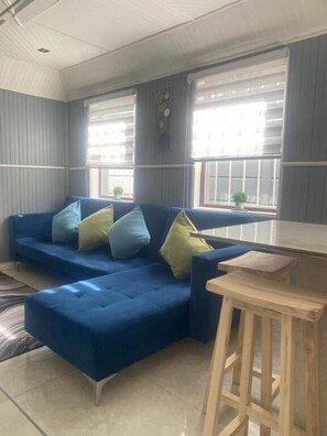 Living area - Room-quaaamiii Accomodation (Cape Town)