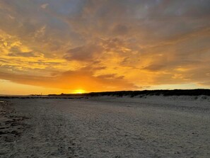 A beach with a sunset, sandy terrain, and distant dunes. - Protected farm from 1798 by Blåvand beach (Blåvand)